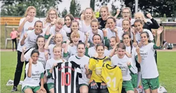  ?? RP-FOTO: MVO ?? Jubel bei den B-Juniorinne­n der SV Bedburg-Hau. Sie spielen auch in der nächsten Saison in der Niederrhei­nliga.