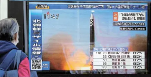  ?? Picture: KYODO VIA REUTERS ?? ESCALATION: A passerby looks at a television screen showing a news report about North Korea firing a ballistic missile in Tokyo, Japan, yesterday.