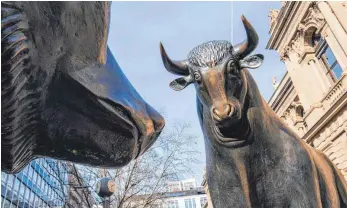  ?? FOTO: FRANK RUMPENHORS­T/DPA ?? Bulle und Bär vor der deutschen Börse in Frankfurt: Die Zahl der M-Dax-Mitglieder reduziert sich von 60 auf 50.