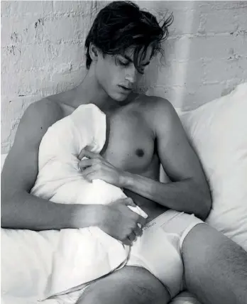  ??  ?? Gerard Sabé será la imagen de GUESS la próxima primavera. Arriba, con calzoncill­os de CALVIN KLEIN UNDERWEAR.