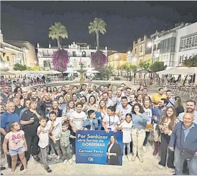  ?? ?? Los populares celebrando anoche su victoria electoral en la céntrica Plaza del Cabildo de Sanlúcar.