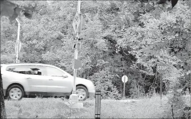  ?? Kent Marts/The Weekly Vista ?? Flashing lights warn drivers that someone may be on the bike trailing attempting to cross Trafalgar Road at Pinion Creek. Motorist traveling north on Trafalgar are coming down a steep hill while rounding a corner when the crossing springs into view.