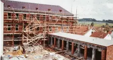  ?? Fotos: Archiv Alfred Fieger ?? Nachdem die alte Schule abgerissen worden war, entstand 1968 ein neues Gebäude mit Aula (rechts).