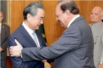  ?? AFP ?? Pakistan President Mamnoon Hussain shakes hands with Chinese Foreign Minister Wang Yi at President House in Islamabad. —