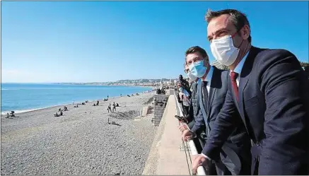  ??  ?? Le ministre de la Santé, Olivier Véran (à dr.), et le maire (LR) de Nice, Christian Estrosi, à Nice, samedi.
