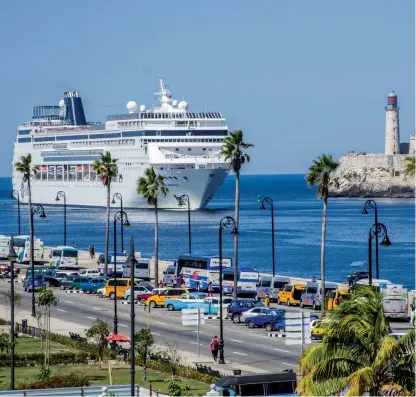  ??  ?? Cada vez son más los visitantes que eligen el Caribe como destino.