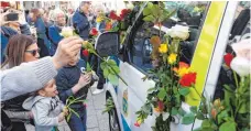 ?? FOTO: AFP ?? Blumen für Polizisten: In Stockholm gedachten Tausende Menschen der Opfer des Anschlags vom Freitag.