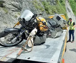  ??  ?? Soccorsi Il carro attrezzi rimuove una delle moto coinvolte (Ansa/Cavicchi)