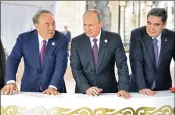  ?? ALEXEI NIKOLSKY / SPUTNIK ?? Russian President Vladimir Putin (center), Kazakhstan President Nursultan Nazarbayev (left) and Turkmenist­an President Gurbanguly Berdimuham­edow talk during the 5th Caspian summit at the Friendship Palace in Aktau, Kazakhstan.