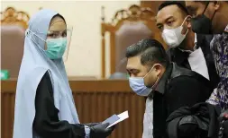  ?? FEDRIK TARIGAN/JAWA POS ?? MERASA TAK BERSALAH: Pinangki mengikuti sidang di Pengadilan Tipikor Jakarta kemarin (30/9). Sidang itu beragenda mendengark­an eksepsi atau nota keberatan atas dakwaan jaksa.