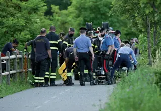  ?? (foto Parisotto) ?? I soccorsi Vigili del fuoco e carabinier­i recuperano il corpo del 13enne