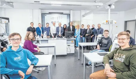  ?? FOTOS: MICHAEL ANKENBRAND / ZEISS ?? Im Beisein verschiede­ner Vertreter der Schulen, von Zeiss und der Stadt Bopfingen sind am Donnerstag 13 Mikroskope an das Ostalb-Gymnasium übergeben worden.