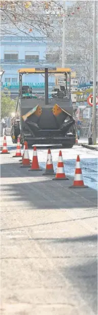  ?? // VALERIO MERINO ?? Un ciclista ayer en Medina Azahra en pleno asfaltado