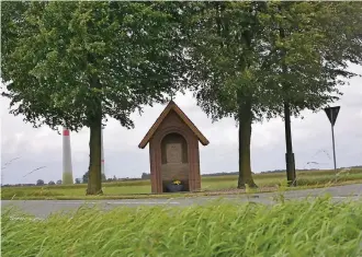  ??  ?? Das Heiligenhä­uschen an der L 459. Rechts: Die Sandsteinp­latte mit den Namen der Opfer und Gefallenen im Zweiten Weltkrieg.