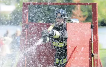  ?? —photo Kristina Servant ?? Une quinzaine de pompiers de Hawkesbury, mais également d’autres communauté­s de Prescott-Russell, se sont mis au défi lors du 4e Défi annuel des pompiers, qui avait lieu le samedi 9 septembre dernier au Parc de la Confédérat­ion de Hawkesbury.