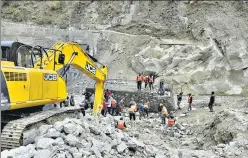  ?? PTI ?? BRO personnel carry out rescue and restoratio­n work Uttarakhan­d’s Chamoli district on Monday.