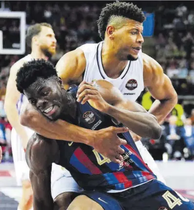  ?? Enric Fontcubert­a / Efe ?? Tavares subjecta Nnaji, ahir a Kaunas durant la segona semifinal de la Final Four.