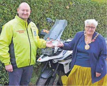  ?? ?? Winner Provost Jean Jones with Airdrie man James Brown, a volunteer with Lifesavers Scotland