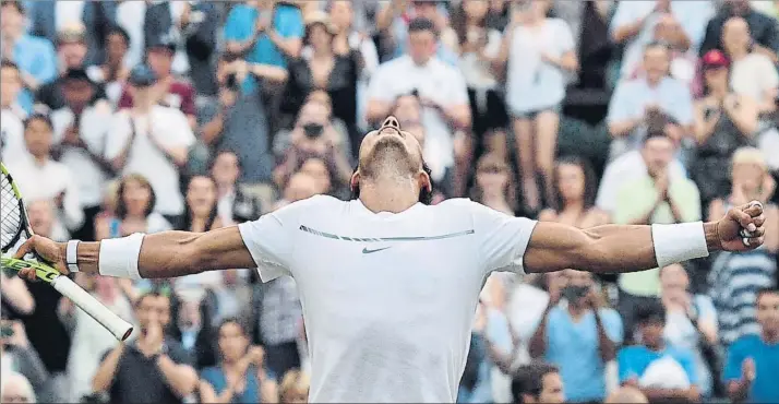  ?? FOTO: EFE ?? Explosión de alegría de Rafa Nadal tras vencer a Donald Young en su regreso a la pista central de Wimbledon. El campeón de 2008 y 2010 vuelve a disfrutar en hierba, prolongand­o el momento dulce apuntalado en Roland Garros