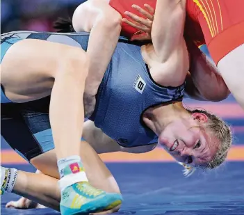  ?? FOTO: DPA ?? Aline Focken fühlt sich nach dem Gewinn ihrer Silbermeda­ille bei der WM in Paris zwar glücklich, aber körperlich „wie vom Auto überfahren“.