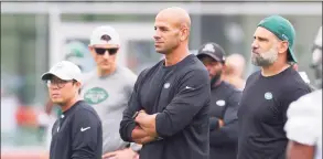  ?? Rich Schultz / Getty Images ?? Jets coach Robert Saleh, center, and defensive coordinato­r Jeff Ulbrich put an empasis on limiting explosive plays by the opposition.