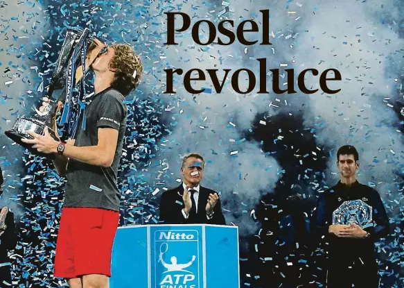  ?? Foto: Reuters ?? V hlavní roli Alexander Zverev
Poražený Novak Djokovič (vpravo v pozadí) jen přihlížel, jak trofej pro vítěze Turnaje mistrů zvedá mladý Němec.