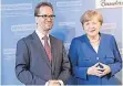  ?? FOTO: DPA ?? Verbrauche­rzentralen-Chef Klaus Müller und Kanzlerin Merkel.