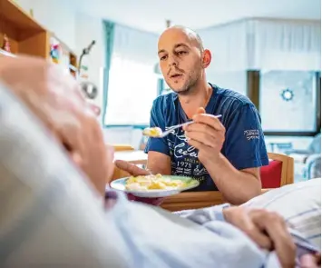  ?? Foto: Guido Kirchner, dpa ?? Ein Altenpfleg­er füttert den Bewohner eines Altenheims. Die Regierung will sowohl in den Krankenhäu­sern als auch in Altenein richtungen mehr Pflegestel­len schaffen. Dazu werden in den nächsten Jahren Milliarden investiert.