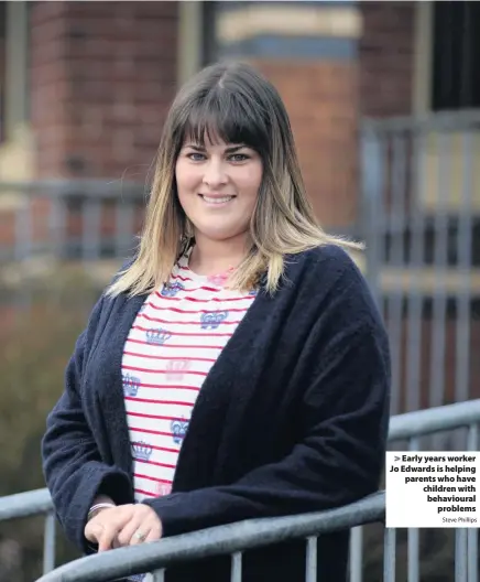  ?? Steve Phillips ?? > Early years worker Jo Edwards is helping parents who have children with behavioura­l problems
