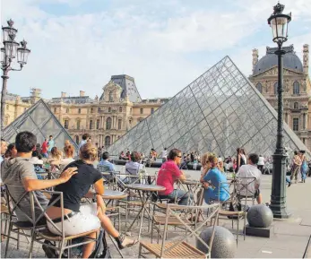  ?? FOTOS: SRT ?? Im Café Marly im Innenhof des Louvre ist man der großen Kunst ganz nah.