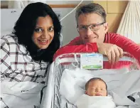  ?? Picture: RUVAN BOSHOFF ?? CUT TO THE CHASE: Ashantha and John Thompson with baby Nash after their hospital dash through the storm