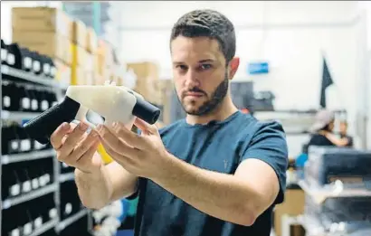  ?? KELLY WEST / AFP ?? Cody Wilson muestra su pistola hecha en 3D en una fotografía de agosto del 2018