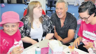  ?? CHRIS WHITEOAK
AN144262_26 ?? Brain Tumour Charity, Hartshead House, 61-65 Victoria Road, Farnboroug­h, GU14 7PA. Spandau Ballet and Eastenders star Martin Kemp visiting the charity. Mr Kemp has himself recovered from two brain tumours.