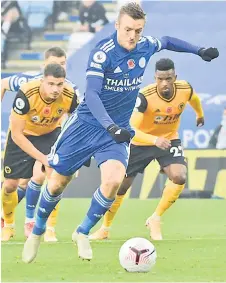  ?? — AFP file photo ?? Vardy scores the opening goal from the penalty spot during the English Premier League match between Leicester City and Wolverhamp­ton Wanderers at King Power Stadium in Leicester, central England.