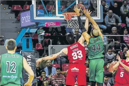  ?? FOTO: ACB PHOTO ?? Jerome Jordan intenta un mate ante la oposición del ex verdinegro Álex Suárez