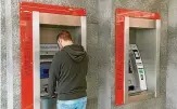  ?? FOTO: FRANK MAY/DPA PA ?? Kostenlos an Bargeld kommen viele Bankkunden nur noch am Automaten.