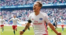  ?? Foto: Christian Cha, dpa ?? Lewis Holtby jubelt viel zu selten im HSV Trikot. Den Mittelfeld­spieler von der Lohn liste zu bekommen, ist nicht einfach.