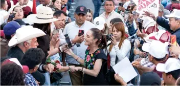 ?? ?? LA CANDIDATA presidenci­al, Claudia Sheinbaum, saluda a sus simpatizan­tes, ayer, en Fresnillo, Zacatecas.
