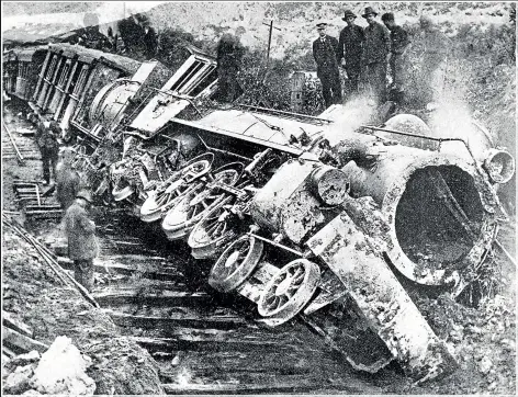  ?? PAUL CHARMAN/ STUFF ?? A view of the overturned train AB748 at O¯ ngarue in the King Country in 1923.
RON COOKE/TIME AND IMAGINATIO­N
Audrey Walker and Weston Kirton near the scene of the crash in O¯ ngarue.