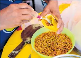  ?? ARCHIVO ?? Un vendedor prepara una empanada de carne en un punto ambulante de la ciudad.