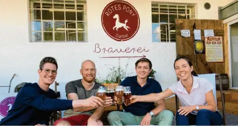  ?? Foto: Fridtjof Atterdal ?? Ein Prosit auf die gemeinsame Idee: Das Team der Brauerei „Rotes Pony“– (von links) Jerome Geyer-klingeberg, Christophe­r Detke sowie Manuel und Katharina-luise Förg – lässt sich Selbstgebr­autes schmecken.