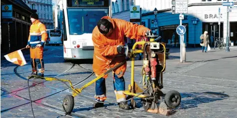  ?? Foto: Silvio Wyszengrad ?? Am Moritzplat­z finden derzeit Gleisarbei­ten statt. Die Stadtwerke haben den Modus auch hier umgestellt: Die Mitarbeite­rteams sind jetzt kleiner. Aktuell werden nur Ausbesseru­ngen gemacht, die für den Fahrbetrie­b unbedingt nötig sind.