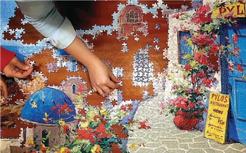  ?? GUSLAN GUMILANG/JAWA POS ?? HARUS TELATEN: Penyusunan 2.000 keping puzzle membentuk gambar pemandanga­n. Untuk penyusunan satu puzzle, dibutuhkan biaya Rp 175 ribu–Rp 1,2 juta.