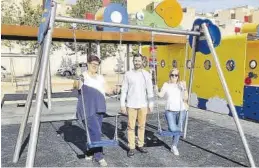  ?? JAVIER NOMDEDEU ?? El alcalde, Samuel Falomir, junto a Antonia Collado (i) y Mª Ángeles Ibáñez.