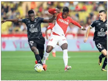  ?? (Photo AFP) ?? Romain Genevois (ici, à la lutte avec le Monégasque Keita Baldé) a tissé des liens forts à Nice.