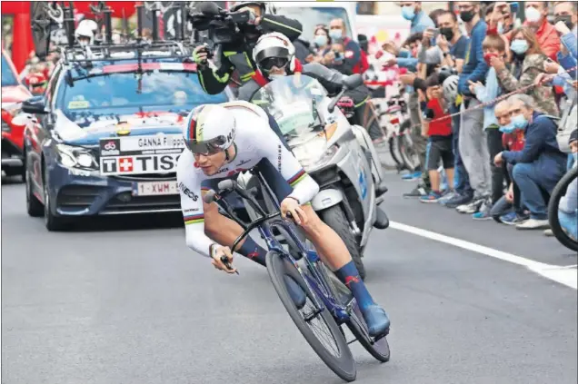  ??  ?? Filippo Ganna, en acción durante la contrarrel­oj inaugural de Turín, un quinto triunfo en el Giro de Italia que le valió para enfundarse la primera maglia rosa.