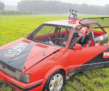  ?? FOTO: PHILIPP RICHTER ?? Der Vereinsvor­sitzende des Stock-Car-Clubs Trossingen Horst-Dieter Straub nach einer Probefahrt auf der Rennstreck­e bei Absenreute in der Gemeinde Horgenzell.