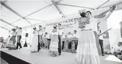  ?? Layda Sansores San Román Gobernador­a de Campeche ?? Alumnos de secundaria disfrutaro­n lecturas y bailes.