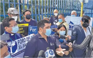  ??  ?? Solicitud. El Foro del Agua presentó un paquete de contenidos consistent­e en 49 artículos para que sean tomados en cuenta por la comisión ad hoc.