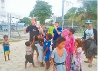  ??  ?? MESRA: Beberapa pelancong melayan kanak-kanak di Pulau Mabul.